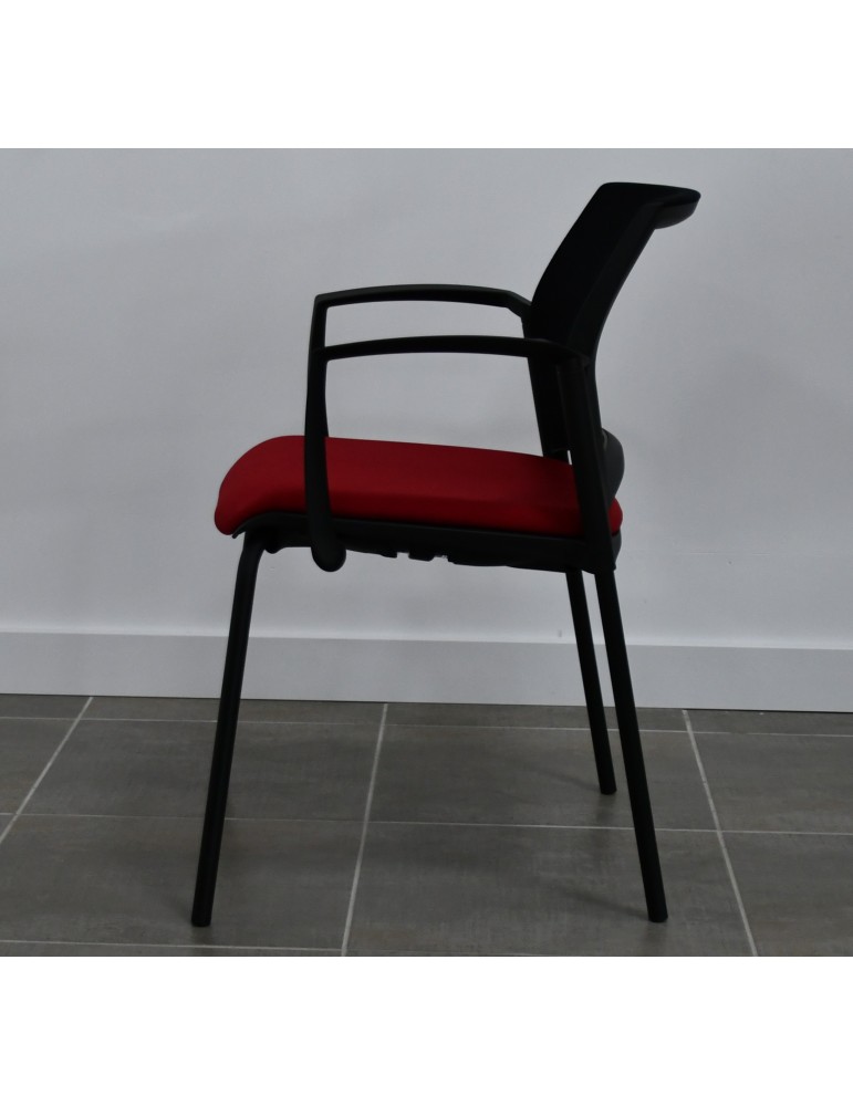 Chaise visiteur - Neuf - Tamaki 4 pieds - Dossier Résille / Assise tissus Rouge - Avec accotoirs