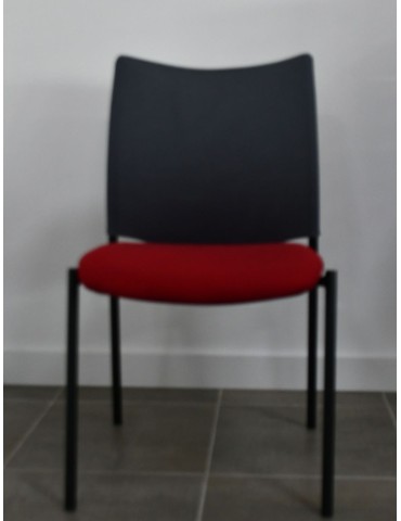 Chaise conférence Cabaret reconditionnée – Dossier résille rouge & assise tissu gris