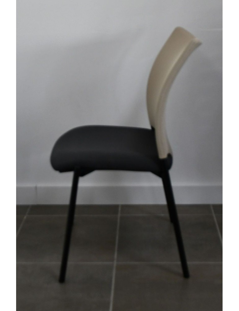Chaise conférence tamaki reconditionnée est un siège professionnel doté d’un dossier en resille et d’une assise en tissus