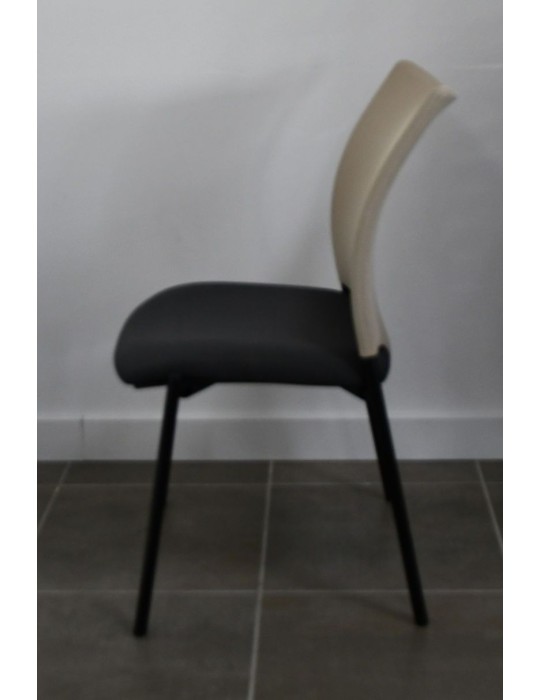 Chaise conférence tamaki reconditionnée est un siège professionnel doté d’un dossier en resille et d’une assise en tissus