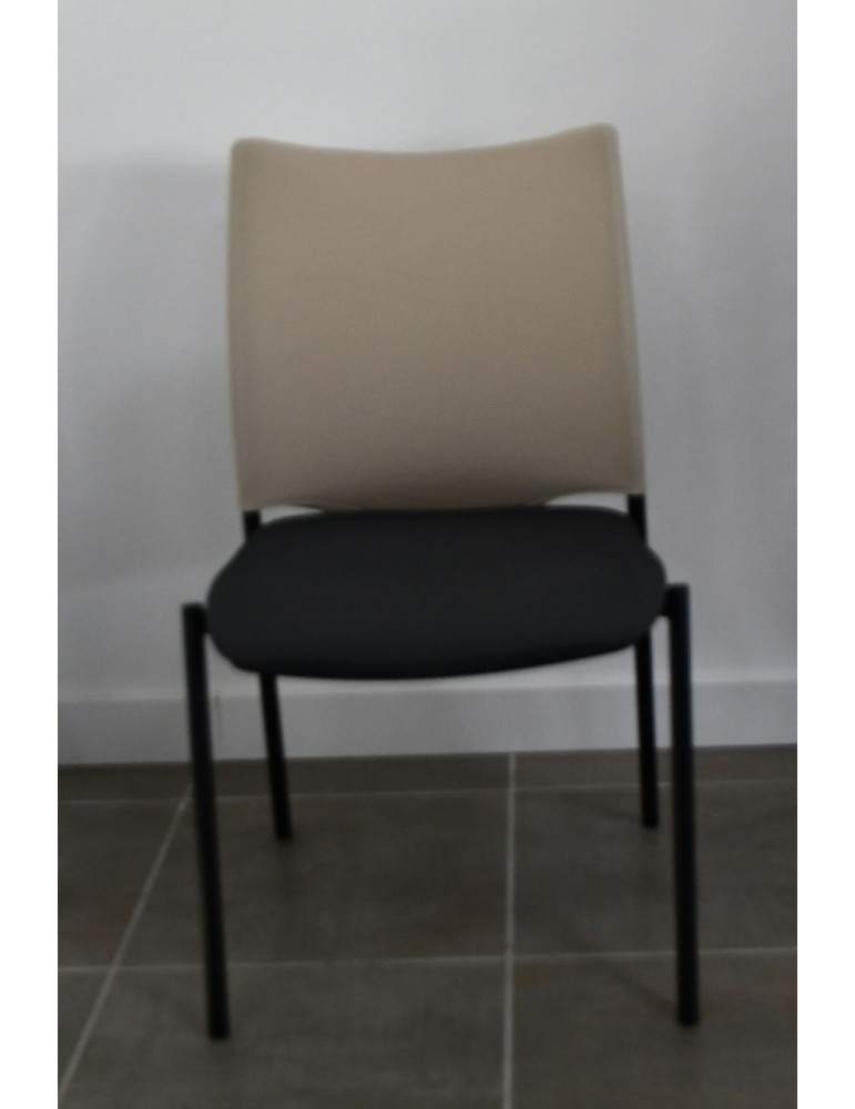 Chaise conférence tamaki reconditionnée est un siège professionnel doté d’un dossier en resille et d’une assise en tissus