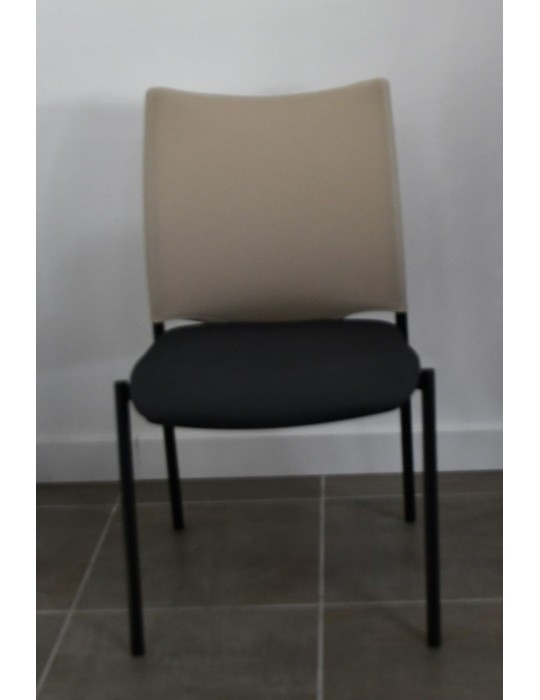Chaise conférence tamaki reconditionnée est un siège professionnel doté d’un dossier en resille et d’une assise en tissus