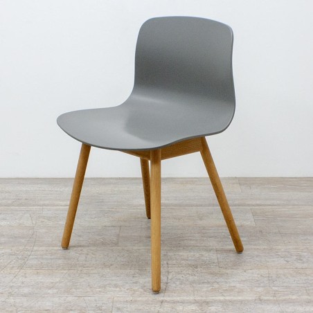 Chaise coque polypropylène et en bois - Gris / Bois Chêne - Reconditionnée
